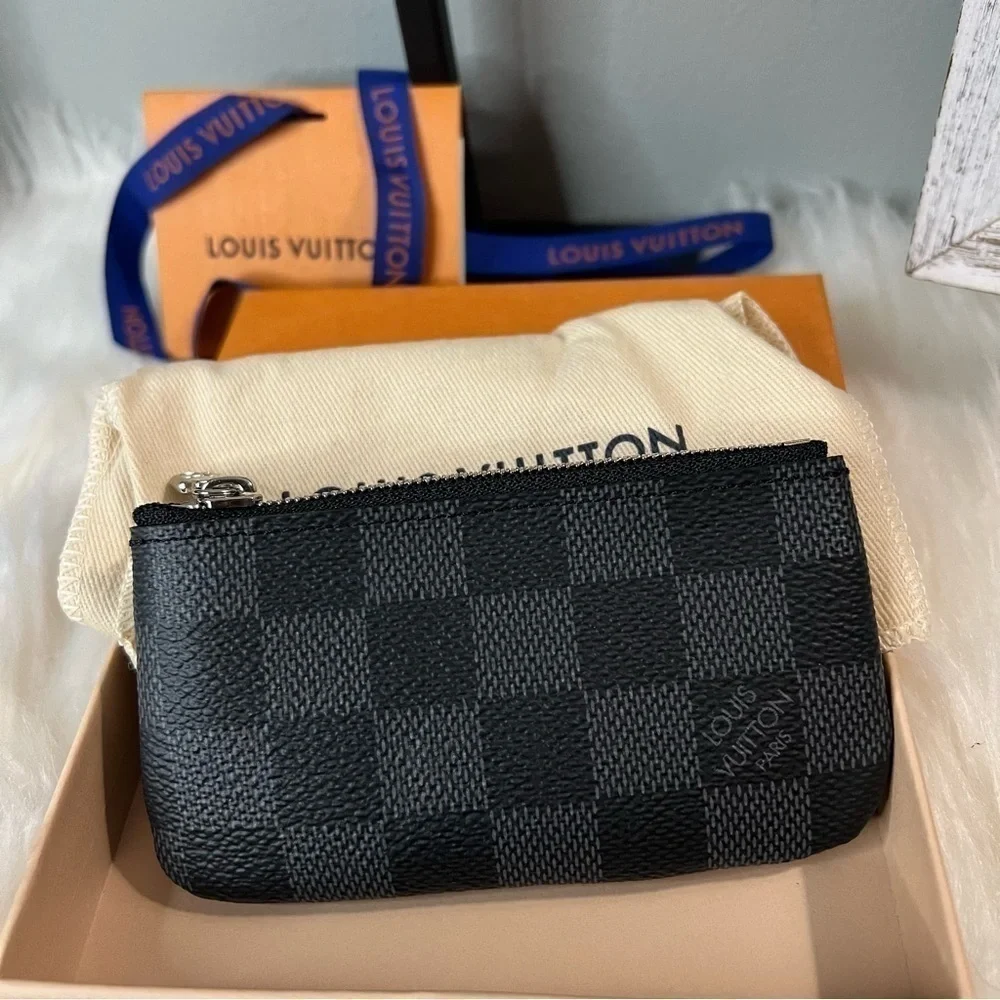𝅺LOUIS vuitton keycles graphite NWT
